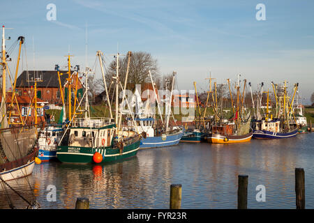Angelboote/Fischerboote im Hafen, Leybucht, Krummhörn, Ostfriesland, Greetsiel, Niedersachsen, Deutschland Stockfoto