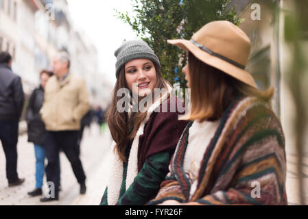 Freunde des Paares-Od auf der Stadt-Bank sitzen Stockfoto