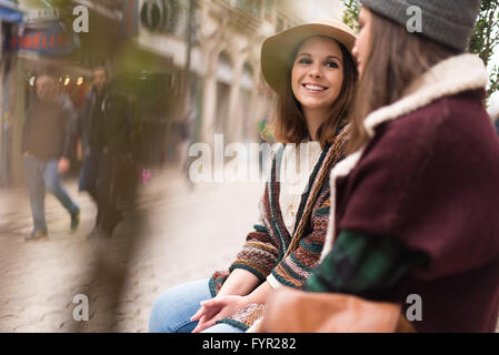 Freunde des Paares-Od auf der Stadt-Bank sitzen Stockfoto