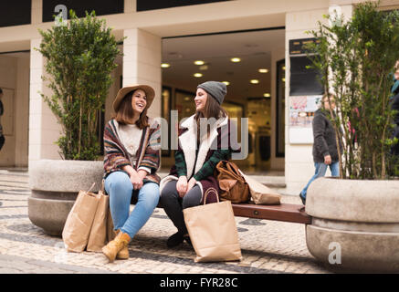 Freunde des Paares-Od auf der Stadt-Bank sitzen Stockfoto