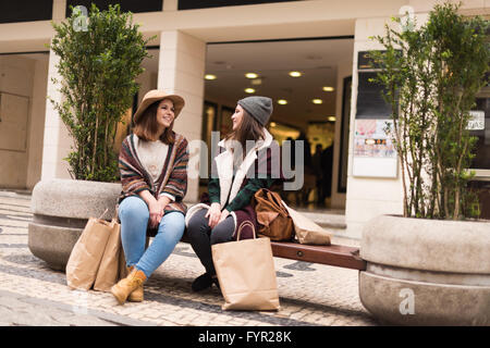 Freunde des Paares-Od auf der Stadt-Bank sitzen Stockfoto