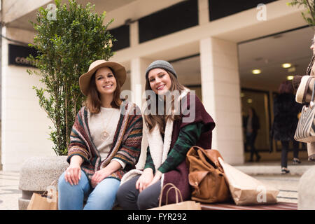 Freunde des Paares-Od auf der Stadt-Bank sitzen Stockfoto