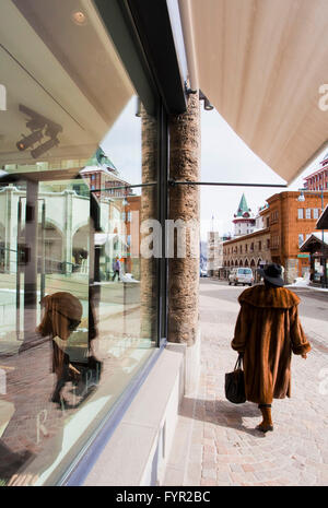 Frau trägt einen Pelz Mantel, Ralph Lauren Boutique Badrutt es Palace Hotel, St.Moritz, Engadin, Graubünden, Schweiz Stockfoto