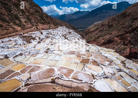 Salinas de Maras, vom Menschen verursachten Salzminen in der Nähe von Cusco, Peru Stockfoto