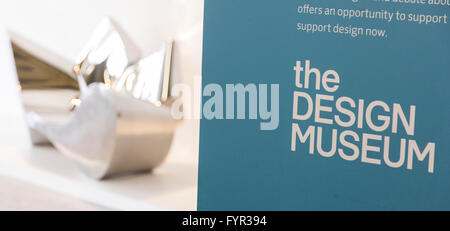 London, UK. 27. April 2016. Der weltweit führende Designer und Künstler zusammenkommen für Zeit für Design, eine Auktion zugunsten der neuen Design-Museum in London. Unter die Sterne lose sind Bonos Gitarre und eine Sonderausgabe iPad Pro von Jony Ive von Apple entworfen. Die Benefiz-Auktion wird bei Phillips in London am 28. April 2016 stattfinden. Alle Erlöse gehen bei der Verwirklichung des Design Museums Ehrgeiz weltweit führende Museum, zeitgenössisches Design und Architektur in London wegen zu schaffen, im November 2016 eröffnet. Das Museum hofft ot erhöhen GBP 1 Million durch den Verkauf. Stockfoto