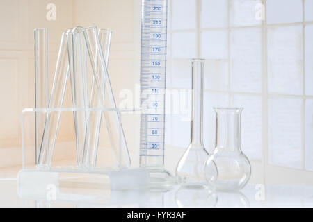 Laborglas Reagenzgläser und mehrere Glasobjekt Stockfoto