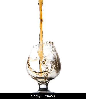 Whiskey in ein Glas gegossen wird. Stockfoto