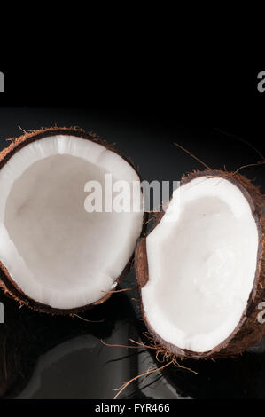 Kokosnuss in Hälfte gebrochen Stockfoto