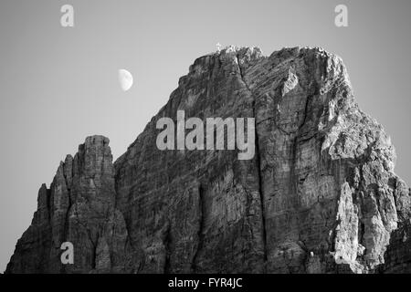 Schwarz / weiß Bild des Mondes in Dolomiten Stockfoto