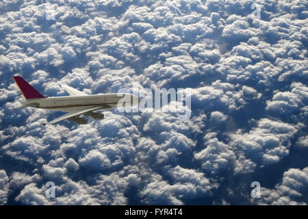Passagierflugzeug über den Wolken Stockfoto