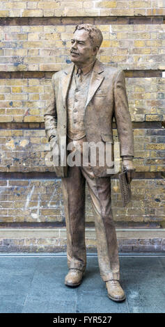 Bronze-Statue von Sir Nigel Gresley von Hazel Reeves FRSA bei Kings Cross Station.   SIEHE DETAILS IN DER BESCHREIBUNG. Stockfoto