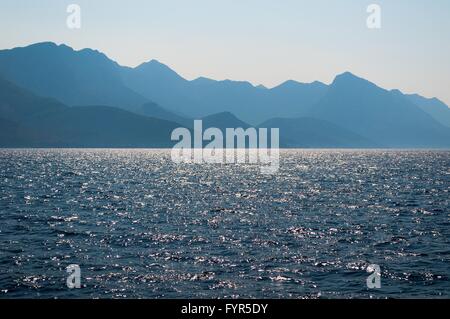 Sonnenlicht emerging hinter dem Berg Biokovo während am frühen Morgen. Kroatien Stockfoto