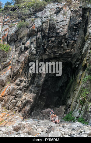 STORMS RIVER Mund, Südafrika - 1. März 2016: Unbekannter Wanderer Guano-Höhle auf dem Wasserfall-trail Stockfoto