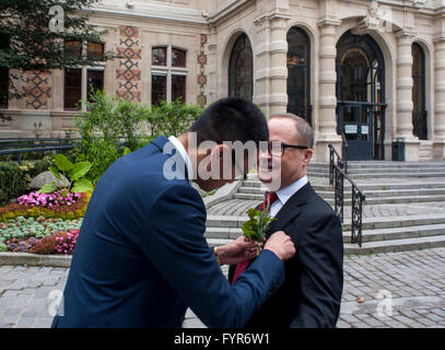 Paris, Frankreich, Hochzeit Für Schwule, Paare, Blumen Außerhalb, „Tom Craig“ und „Xingwei Quan“, City Hall Immigrants Europe, lgbt-Einwanderung, Immigranten-Rechte, Homosexuelle paris-Hochzeiten Stockfoto