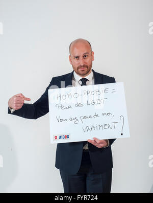 Paris, Frankreich, AIDS-NGO-Helfer, französischer Politiker halten Protest Zeichen gegen Diskriminierung, Homophobie Stockfoto