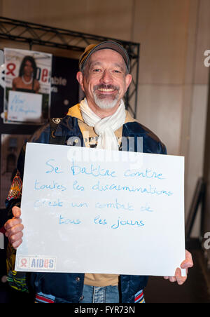 Paris, Frankreich, AIDS-NGO AIDES Aktivisten, mit Protest Zeichen gegen Diskriminierung, Homophobie Stockfoto