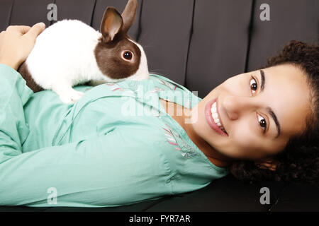 Brasilianisches Mädchen mit Kaninchen Stockfoto