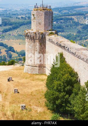 Blick über die Landschaft Umbriens mit mittelalterlichen Burg Rocca Maggiore Assisi Umbrien Italien Europa Stockfoto