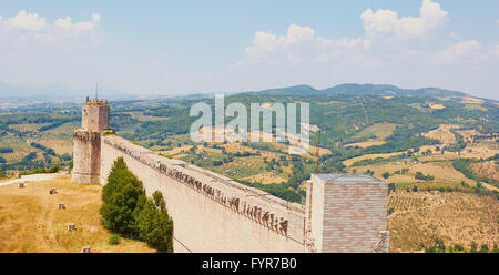 Blick über die Landschaft Umbriens mit mittelalterlichen Burg Rocca Maggiore Assisi Umbrien Italien Europa Stockfoto