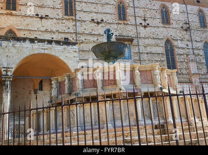 Mittelalterliche Brunnen Fontana Maggiore im Jahre 1277 / 78 gebaut und entworfen von Nicola und Giovanni Pisano Perugia Umbrien Italien Europa Stockfoto