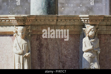 Mittelalterliche Brunnen Fontana Maggiore erbaut 1277 / 78 entworfen von Nicola und Giovanni Pisano Perugia Umbrien Italien Europa Stockfoto