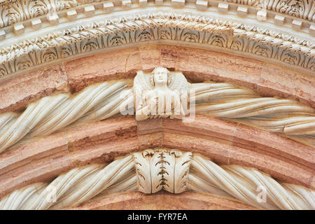 Detail der Schnitzereien an der Fassade des Duomo Di Siena Toskana Italien Europa Stockfoto