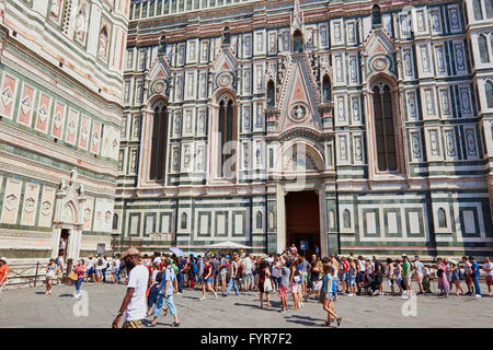 Touristen, die Schlange, um Il Duomo Di Firenze in 1436 Florenz Toskana Italien Europa abgeschlossen eingeben Stockfoto