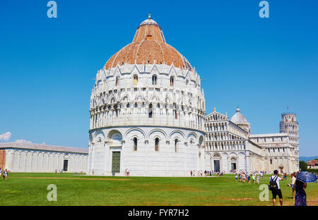 Baptisterium der Kathedrale St. John, Pisa und der Schiefe Turm von Pisa, Toskana, Italien, Europa Stockfoto