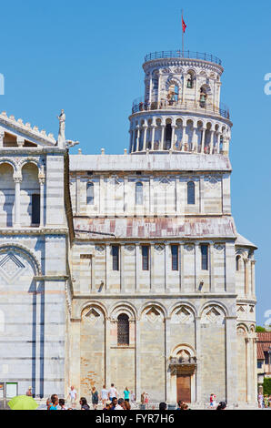 Der schiefe Turm zeigt seine Neigungswinkel hinter Pisa-Kathedrale-Pisa-Toskana-Italien-Europa Stockfoto