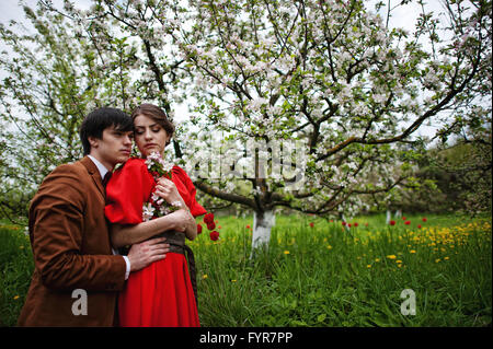 Junge schöne Paar im Garten Stockfoto