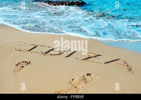 das Wort Ibiza geschrieben im Sand des Strandes in Insel Ibiza, Balearen, Spanien Stockfoto