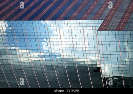 Glas-Asien-Hochhaus in Fenster Stockfoto