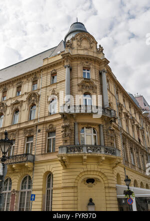 Alte und schöne Architektur in Budapest, Ungarn, Europa. Gebäudes gegen bewölktem Himmel. Stockfoto
