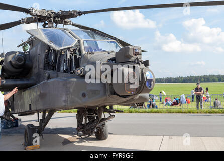 amerikanischen AH 64 "Apache Longbow" auf der Luftfahrtmesse ILA (Internationale Luft Und Raumfahrtausstellung) Berlin Stockfoto