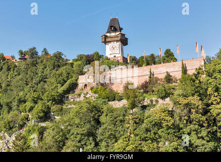 Schlossberg oder Castle Hill Mountain mit alten Uhrturm Uhrturm in Graz, Österreich. Teil des UNESCO-Weltkulturerbes. Stockfoto