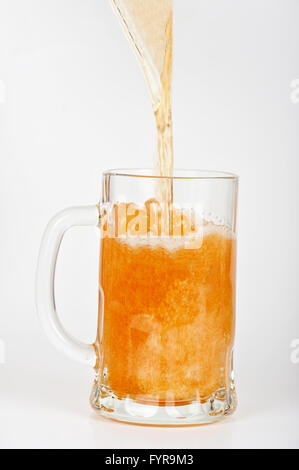 Bier in das Glas gießen Stockfoto