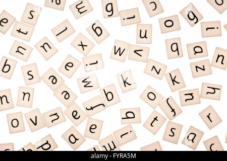 Kunststoff wirre Buchstaben auf weißem Hintergrund Stockfoto