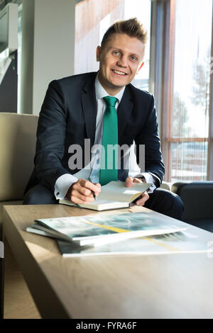 Geschäftsmann in einem stylischen Anzug Stockfoto