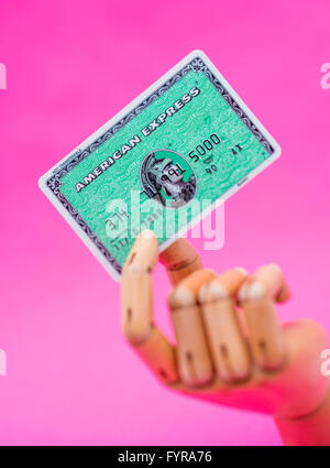 Hölzerne Schaufensterpuppe Hand mit einer American Express Karte Stockfoto