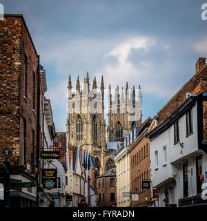 Ansicht des York Minster Türme von King es Square, York, North Yorkshire, UK. Stockfoto