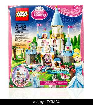 Winneconne, Wisconsin - 18. Dezember 2015: Lego Cinderela Box romantisches Schloss aus Lego Disney Kollektion. Stockfoto