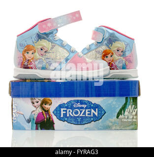 Winneconne, Wisconsin - 14. Januar 2016: Schuhe mit Frozen von Disney mit Anna und Esla. Stockfoto