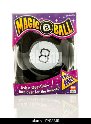 Winneconne, Wisconsin - 5. Februar 2016: Schachtel mit dem original Magic 8 Ball gemacht von Mattel. Stockfoto