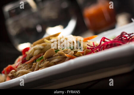 Spicy Thai Abendessen Gericht Pad Woon Sen Huhn mit gemischtem Gemüse Stockfoto