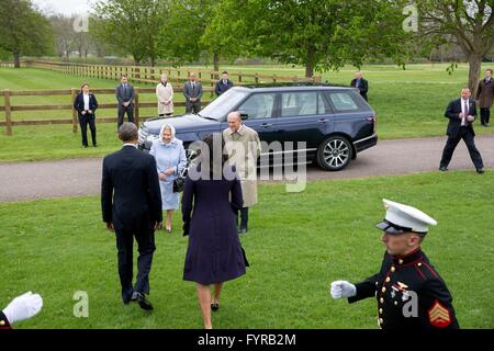 Königin Elizabeth II und Prinz Philip, Duke of Edinburgh, Grüße US-Präsident Barack Obama und First Lady Michelle Obama, wie sie zum Mittagessen auf Schloss Windsor 22. April 2016 in Windsor, Großbritannien ankommen. Stockfoto