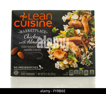 Winneconne, Wisconsin - 2. März 2016: eine Schachtel mit Lean Cuisine Huhn mit Mandeln Stockfoto