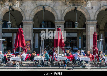 Café im Freien mit Touristen, die an den Tischen im Placa Reial oder Plaza Real, Barcelona, Katalonien, Spanien Stockfoto