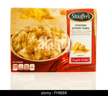 Waupun, WI - 9. März 2016: Box von Stouffer Cheddar Kartoffel Backen gefrorenen Abendessen Stockfoto