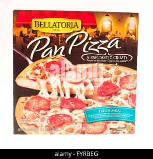 Winneconne, Wisconsin - 5. Juni 2015: Box Bellatoria pan Tiefkühlpizza mit vier Fleisch. Stockfoto