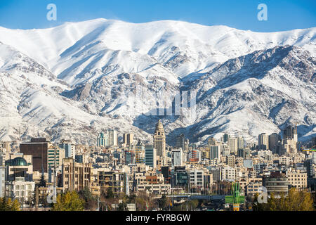 Winter-Teheran-Ansicht mit dem Schnee bedeckt Alborz Berge im Hintergrund Stockfoto